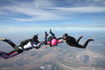 [Obrázek: Samostatný seskok s volným pádem z 4 000 metrů]