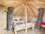 [Obrázek: Tree house na Třech Dubech postel (3)
