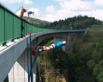 [Obrázek: Bungee jumping Chomutov - bungee z nejvyššího mostu v ČR]