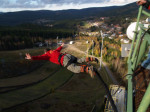 [Obrázek: Bungee jumping z televizní věže v Harrachově]