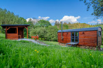 [Obrázek: Medový glamping v moderní vybavené maringotce se včelím úlem a panoramatickou finskou saunou na úpatí Krušných hor]