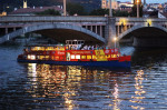 [Obrázek: Večerní dvouhodinová plavba výletní lodí po historickém centru Prahy s bohatým rautem]