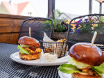 [Obrázek: Ikonický burger s trhaným masem, slaninou a přílohou v ostravské restauraci Heřmanická beseda (1)