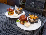[Obrázek: Ikonický burger s trhaným masem, slaninou a přílohou v ostravské restauraci Heřmanická beseda (2)