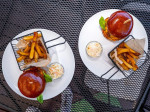 [Obrázek: Ikonický burger s trhaným masem, slaninou a přílohou v ostravské restauraci Heřmanická beseda (3)
