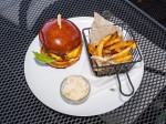 [Obrázek: Ikonický burger s trhaným masem, slaninou a přílohou v ostravské restauraci Heřmanická beseda (4)