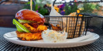 [Obrázek: Ikonický burger s trhaným masem, slaninou a přílohou v ostravské restauraci Heřmanická beseda (5)