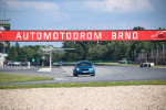 [Obrázek: Jízda v BMW M2 F87 na velkém závodním Masarykově okruhu v Brně]