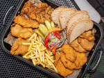 [Obrázek: Křupavá řízková hostina s přílohou v ostravské restauraci Heřmanická beseda (2)