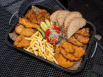 [Obrázek: Křupavá řízková hostina s přílohou v ostravské restauraci Heřmanická beseda (3)