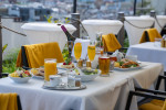 [Obrázek: Prémiová snídaně na střešní terase Pytloun Sky Bar & Restaurant Prague na Václavském náměstí (1)