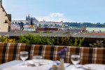 [Obrázek: Prémiová snídaně na střešní terase Pytloun Sky Bar & Restaurant Prague na Václavském náměstí (25)