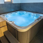 [Obrázek: Resort Orsino - privátní whirlpool (8)