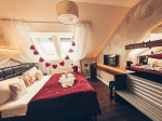 [Obrázek: Romantický pobyt s degustační večeří v luxusním Alfons Boutique Hotel**** v Praze pro dva (2)