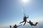 [Obrázek: Samostatný seskok s volným pádem z 4 000 metrů (10)