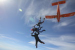 [Obrázek: Samostatný seskok s volným pádem z 4 000 metrů (4)