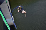 [Obrázek: Tandem bungee jumping ze Zvíkovského mostu (4)