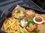 [Obrázek: Tvarůžkové hody s přílohou v ostravské restauraci Heřmanická beseda (3)