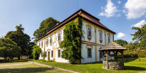 [Obrázek: Barokní zámek Ostrov (1)