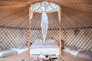 [Obrázek: Glamping Boho jurta v Kostici u Břeclavi - interiér (1)