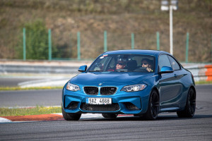 [Obrázek: Jízda v BMW M2 F87 na velkém závodním okruhu Autodromu Most (1)