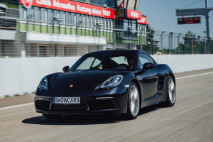 [Obrázek: Jízda v Porsche 718 Cayman na velkém závodním okruhu (1)