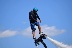 [Obrázek: Let na flyboardu (1)