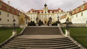 [Obrázek: Pobyt na zámku Valtice se snídaní, ochutnávkou vín, prohlídkou zámku a cyklovýletem pro 2 osoby na 2 noci (1)