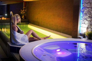 [Obrázek: Relaxační wellness pobyt s polopenzí a královskou čokoládovou masáží v hotelovém resortu Slunný dvůr (1)