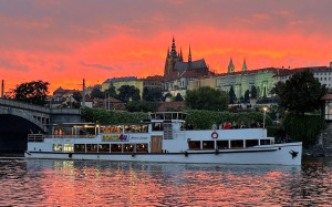 [Obrázek: Romantická večerní plavba výletní lodí s neomezenou konzumací prosecca v Praze (1)
