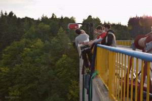 [Obrázek: Tandem bungee jumping ze Zvíkovského mostu (1)