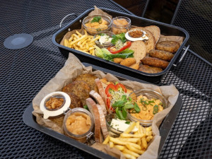 [Obrázek: Tvarůžkové hody s přílohou v ostravské restauraci Heřmanická beseda (1)